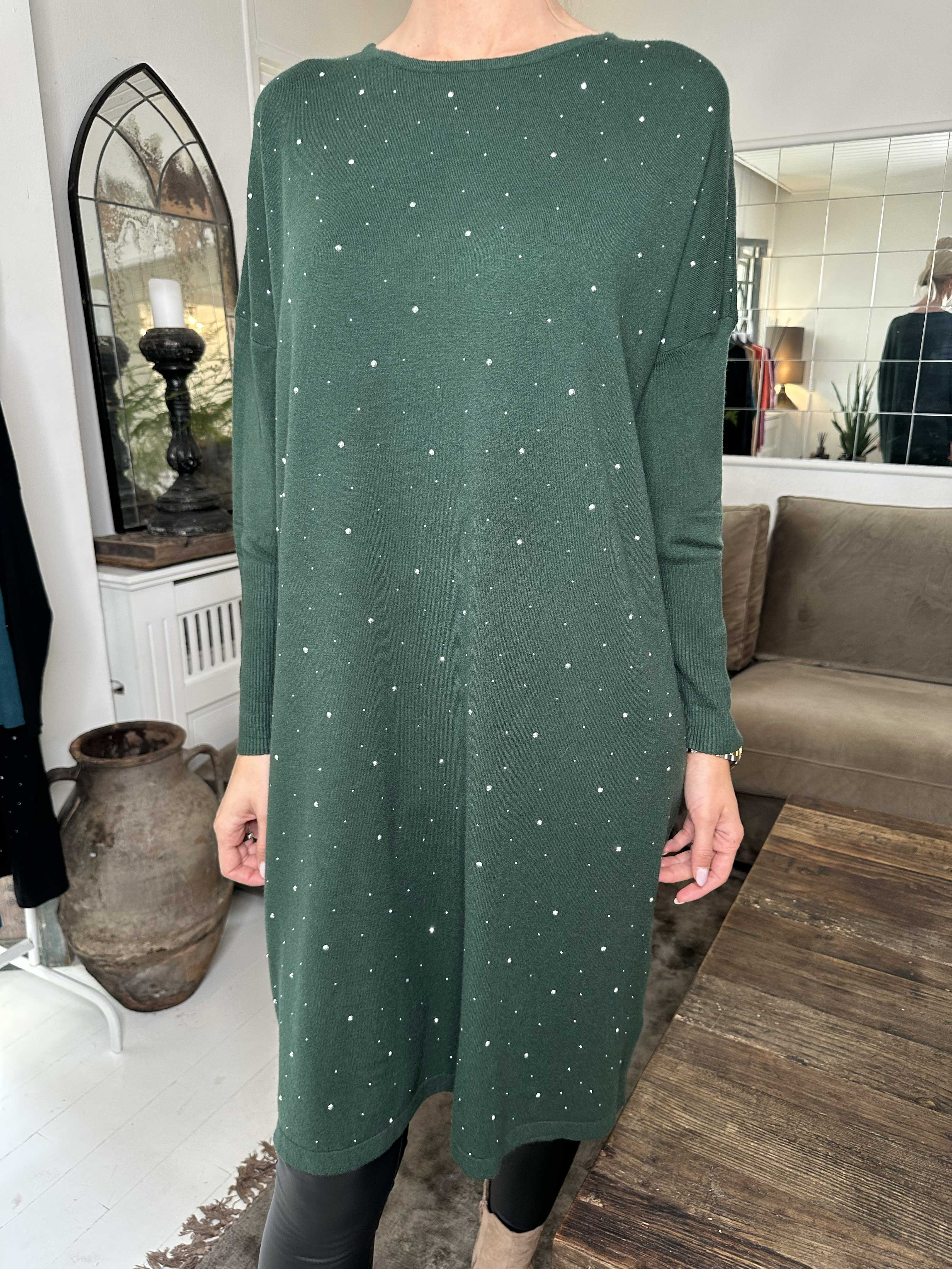 Elisa - Mjuk stickad klänning dekorerad med små stenar